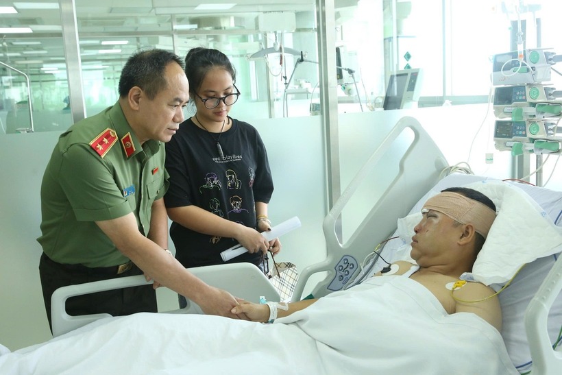 Trung tướng Nguyễn Thanh Tùng thăm hỏi Đại úy Công. (Ảnh: Tiền phong)