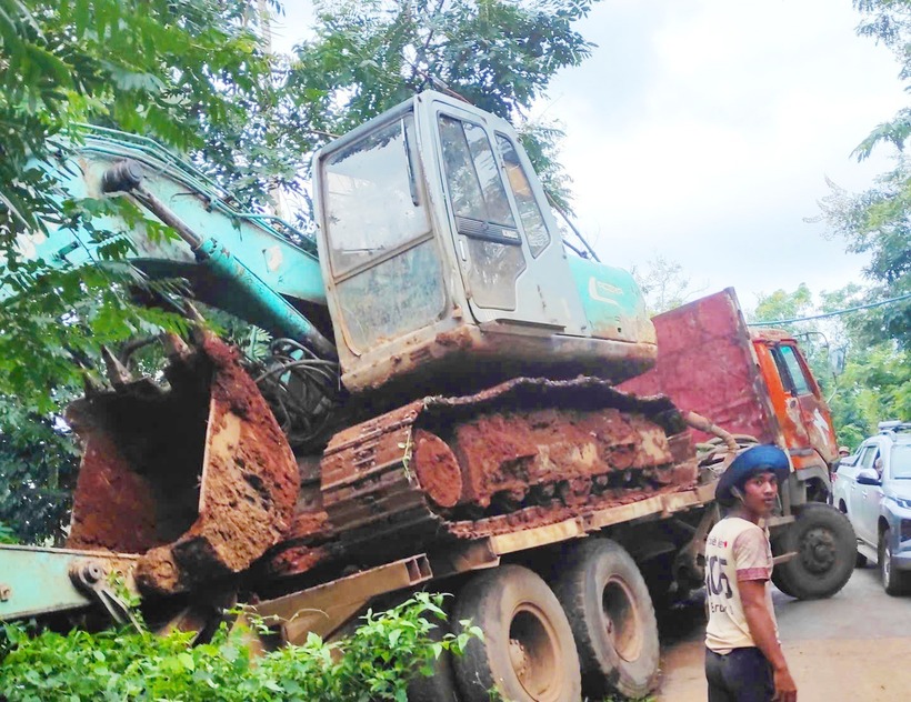 Xe tải sau khi gây tai nạn lao vào lùm cây bên đường. Ảnh: Pháp luật TP.HCM