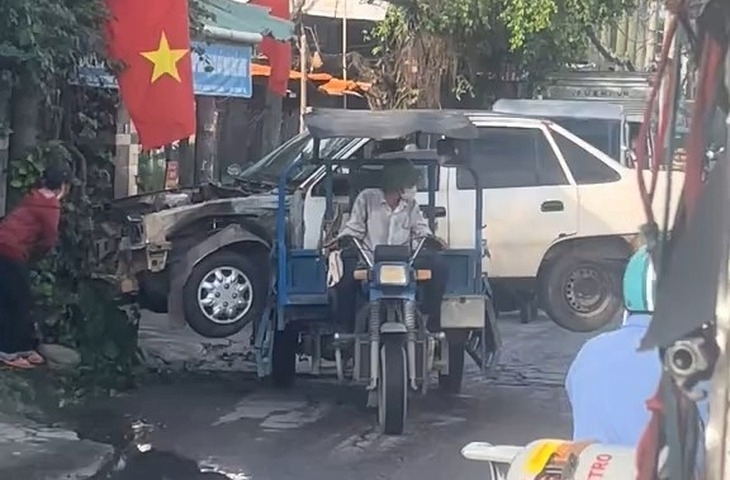 Xe ba gác chở theo ô tô phía sau gây cản trở giao thông trên đường Thạnh Xuân 52, phường Thới An, TP.HCM. Ảnh: Tuổi trẻ