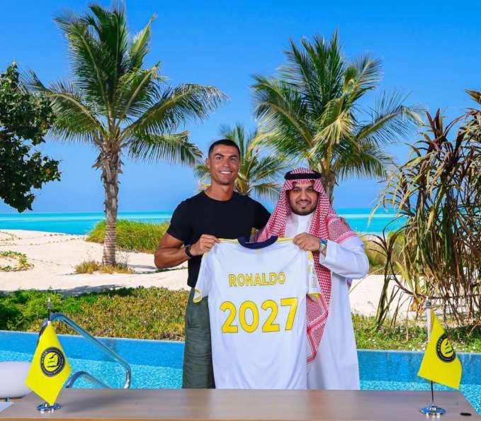 Ronaldo (trái) và Chủ tịch Al Nassr, Abdullah Al-Majed trong thông báo gia hạn hợp đồng ngày 26/6. Ảnh: Al Nassr