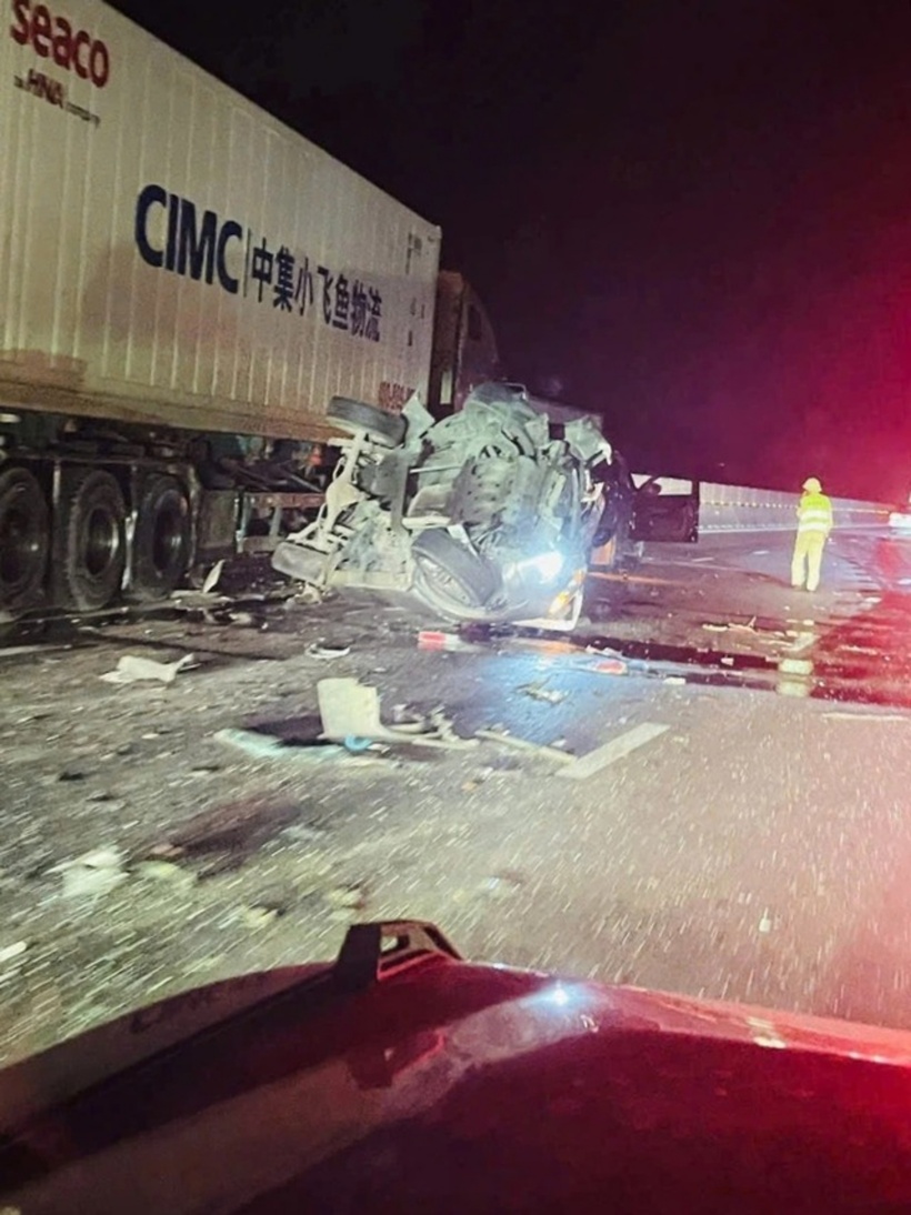 Một xe bị lật nghiêng, hư hỏng nặng. Ảnh: Thanh Niên.