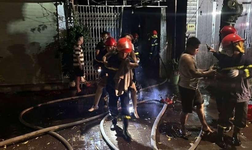 Lực lượng PCCC Công an tỉnh Hưng Yên giải cứu an toàn 7 người mắc kẹt. Ảnh: Báo Lao Động.