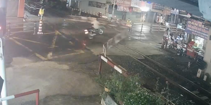 Khoảnh khắc nam thanh niên chạy xe gắn máy tông thẳng vào dàn chắn số 1 đường ngang