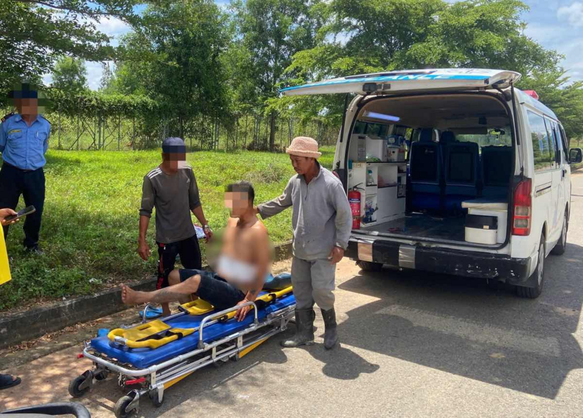Nạn nhân bị đâm được xe cứu thương đi cấp cứu. Ảnh: Lao Động