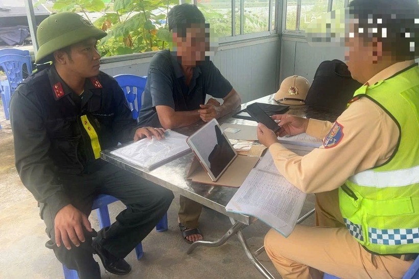 Ông M. phân trần do quên đường nên đã điều khiển ô tô đi ngược chiều trên cao tốc. Ảnh: Báo Lao Động.