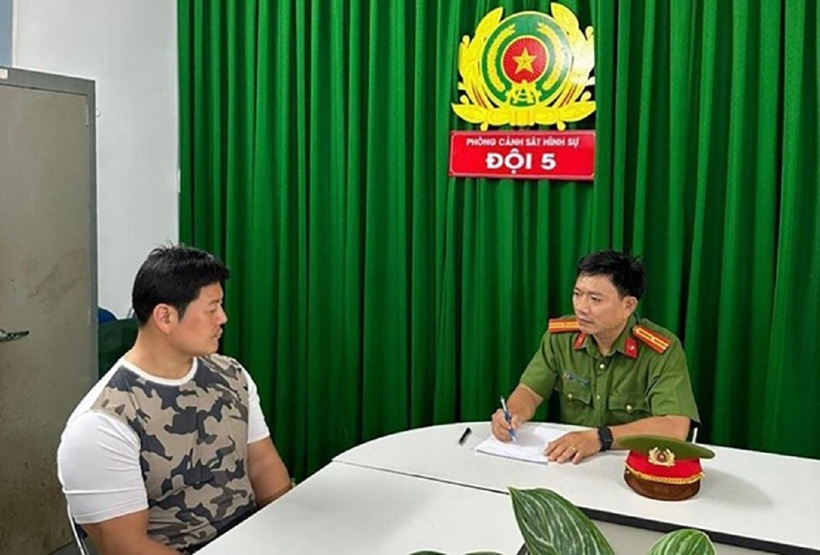 Cơ quan điều tra lấy lời khai đối tượng cầm đầu. Ảnh: Công an Nhân dân