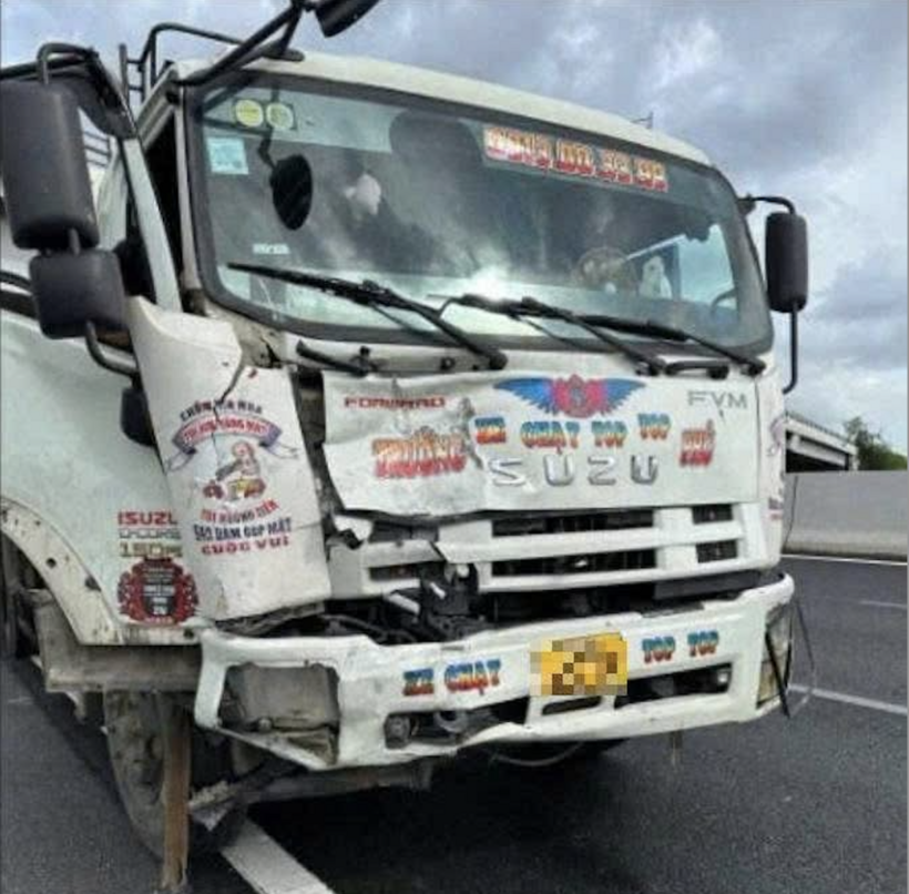 Cú va chạm khiến phần đầu chiếc xe tải hư hỏng
