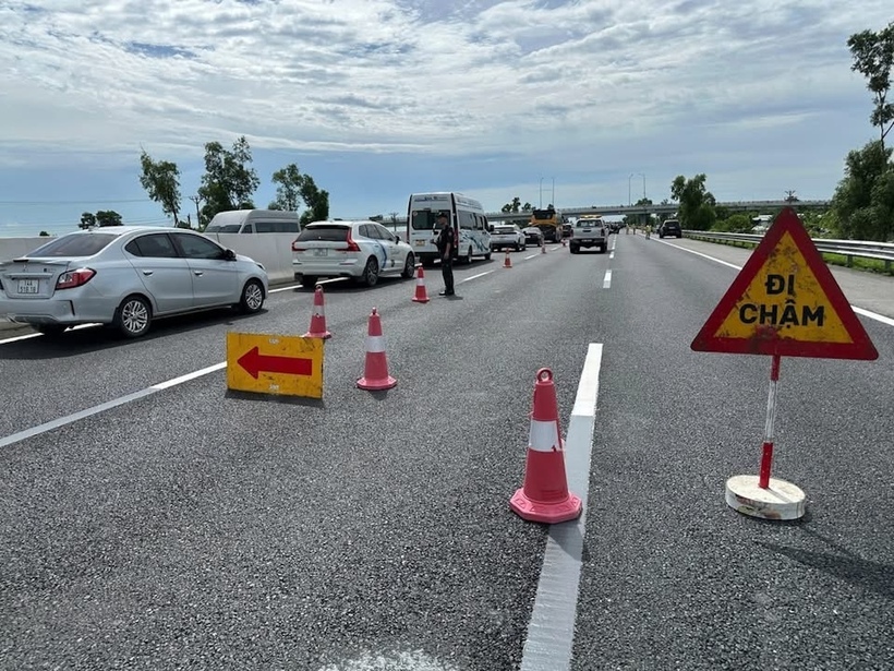 Lực lượng chức năng phân luồng giao thông khu vực xảy ra tai nạn