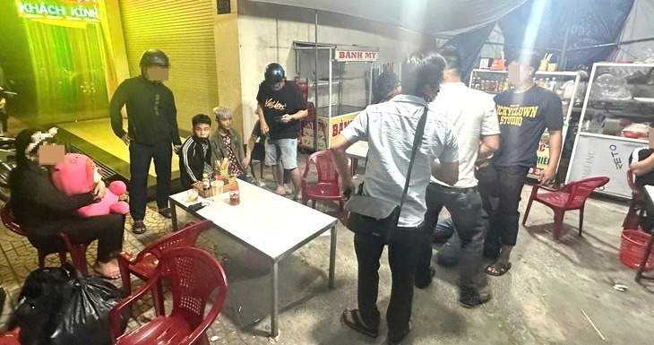 Thời điểm các trinh sát giải cứu nạn nhân, khống chế các nghi phạm liên quan. (Ảnh: Tuổi trẻ)