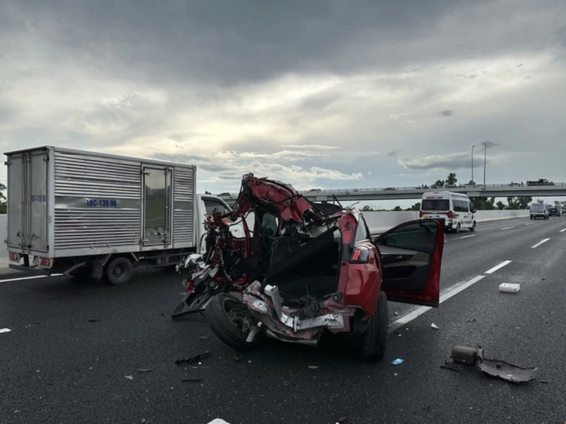 Hình ảnh chiếc ô tô con dập nát, hư hỏng nghiêm trọng sau cú va chạm với xe tải