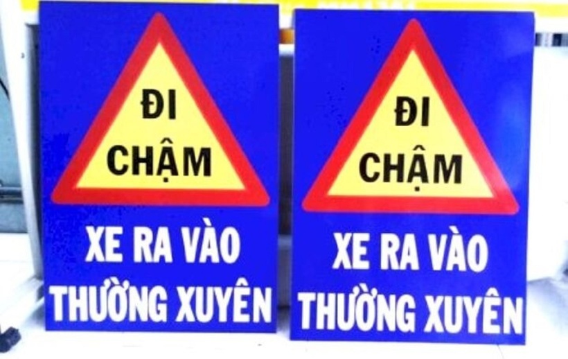 Biển báo "Xe ra vào thường xuyên" là một minh chứng cho thấy sự linh hoạt và tính thực tiễn trong hệ thống báo hiệu an toàn.