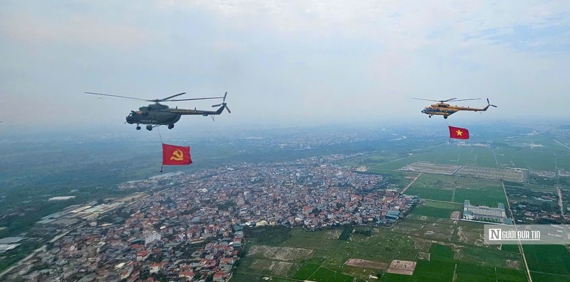 Đội hình gồm các loại Mi-8, Mi-17, Mi-171 và Mi-172 được sắp xếp theo thế trận 1-3-3-3, giữ độ cao hơn 150m khi bay qua khu vực khán đài Quảng trường Ba Đình.