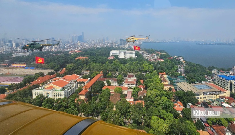 Từ khoảng 8h sáng, tiếng động cơ rền vang báo hiệu sự xuất hiện của biên đội trực thăng thuộc Quân chủng Phòng không - Không quân.