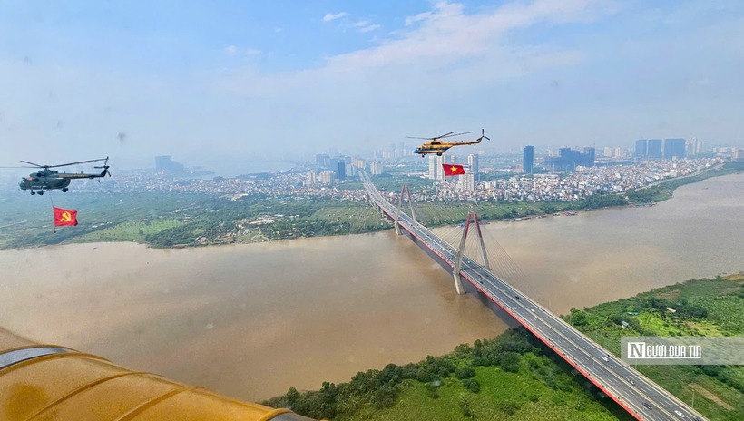 Hình ảnh 10 chiếc trực thăng bay qua những công trình biểu tượng của Hà Nội gây ấn tượng mạnh mẽ với người dân Thủ đô.