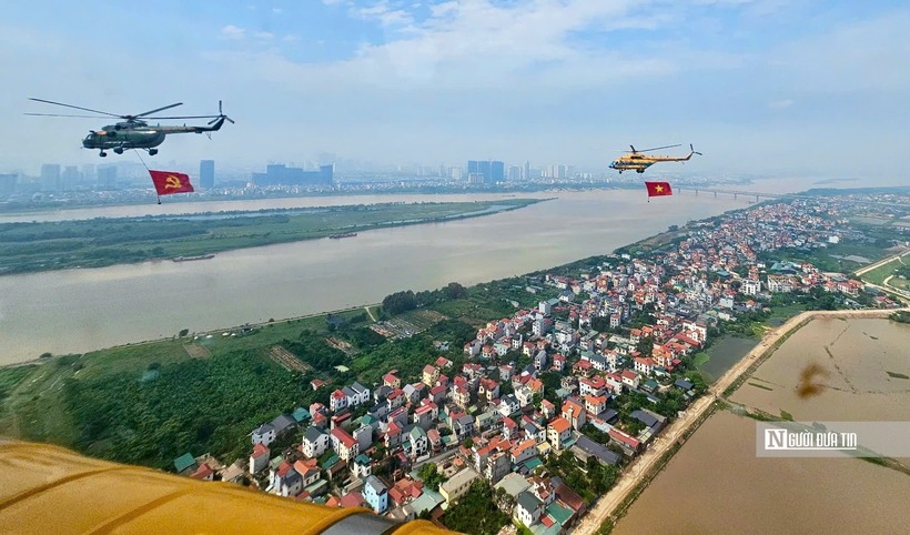 Khi đội hình trực thăng hùng dũng tiến qua, những tràng vỗ tay và tiếng reo vang không ngớt của người dân.