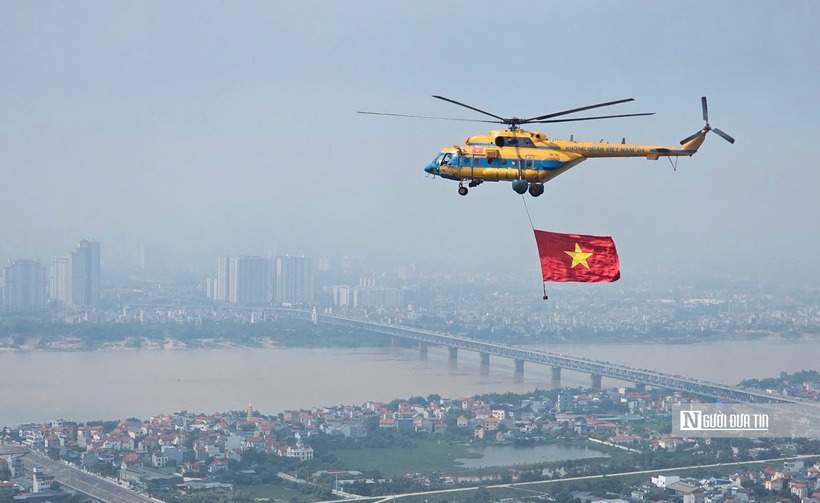 Đây là lần thứ hai, trong vòng vài ngày, người dân Hà Nội được tận mắt chứng kiến màn luyện tập của biên đội trực thăng và máy bay vận tải.