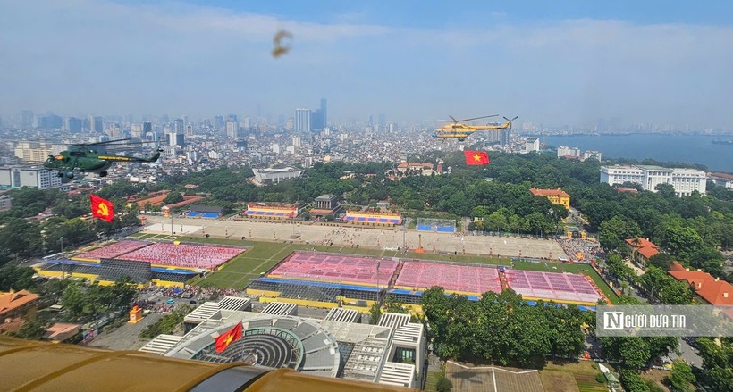 Hàng nghìn người hò reo, chụp ảnh khi các phi đội bay liên tiếp bay vào khu vực Ba Đình.