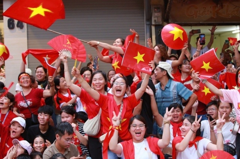 Người dân nô nức đổ về các tuyến đường gần Quảng trường Ba Đình để chờ theo dõi các khối diễu bình, diễu hành. Ảnh: Người Lao Động