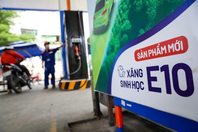 Bộ Công Thương đề xuất từ ngày 1/1/2026 (giai đoạn 1), toàn bộ xăng được pha chế, phối trộn, kinh doanh để sử dụng cho phương tiện cơ giới dùng động cơ xăng trên toàn quốc phải là xăng E10. Ảnh minh họa: Người Đưa Tin