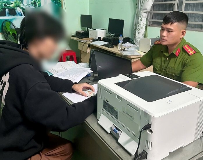 Nạn nhân trình bày sự việc với cơ quan công an. Ảnh: Người lao động