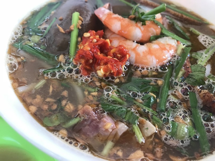Một trong những món “làm nên tên tuổi” cho khu ẩm thực chợ Bến Thành chính là bún mắm.