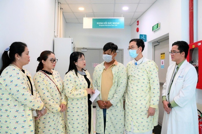 Bà Nguyễn Hoàng Uyên (thứ 3 từ trái sang), Phó Giám đốc Sở Y tế tỉnh Tây Ninh, trao tiền hỗ trợ cho gia đình cháu bị bỏng nặng. Ảnh: Người lao động