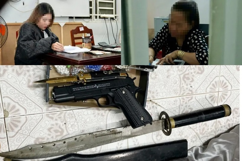 Hai đối tượng Trang và Trinh tại cơ quan Công an cùng số hung khí thu giữ tại chỗ ở của Trang. Ảnh: PLO.