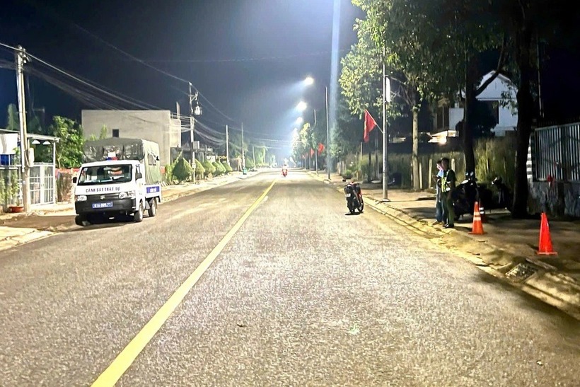 Công an bảo vệ hiện trường nơi xảy ra án mạng. Ảnh: Dân Trí