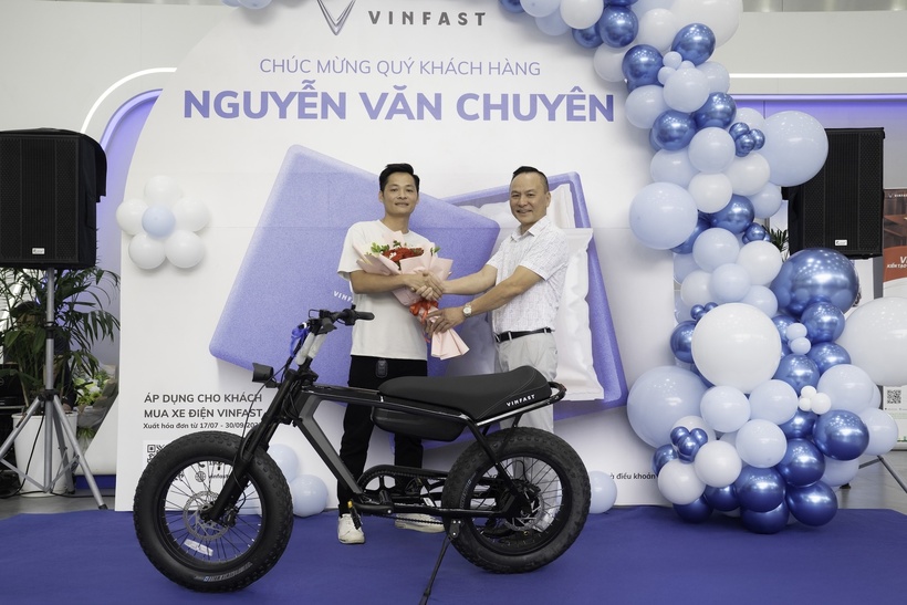 Anh Nguyễn Văn Chuyên (Hà Nội) nhận chiếc VF DrgnFly tại đại lý.