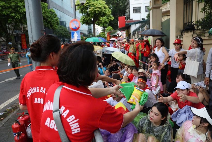 Thủ tướng yêu cầu thu xếp nơi nghỉ mát, tránh mưa, tránh nắng cho nhân dân khi đến các nơi công cộng, phục vụ miễn phí bánh mỳ, nước uống, ô dù...