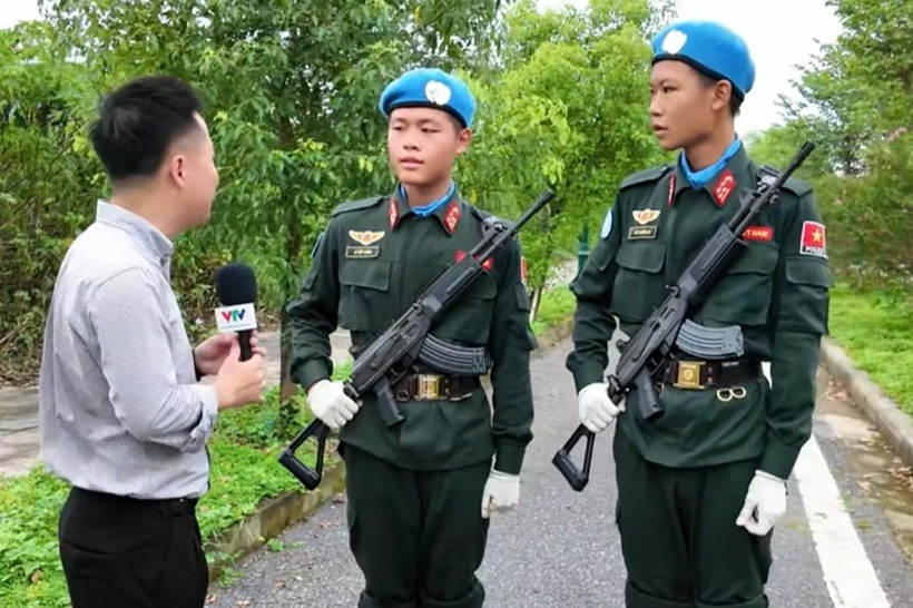 Hai chiến sĩ Khối nam Sĩ quan Cảnh sát Gìn giữ Hòa bình Liên hợp quốc bất ngờ gây “bão mạng” khi trả lời phỏng vấn VTV bằng tiếng Anh lưu loát, tự tin. Ảnh: Dân trí
