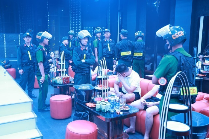 Các đối tượng bị bắt quả tang. (Ảnh: Người lao động)