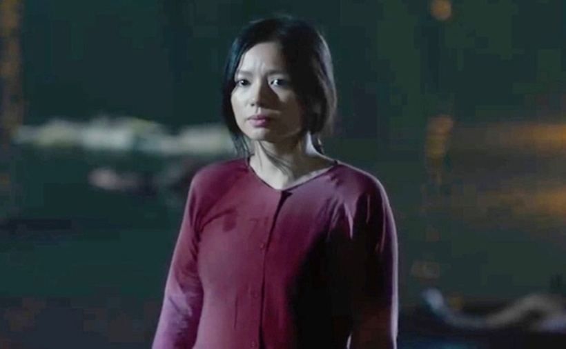 Trong Mưa Đỏ, Lê Hạ Anh vào vai cô gái chèo thuyền và kiêm luôn công việc y tá chữa trị cho các chiến sĩ.