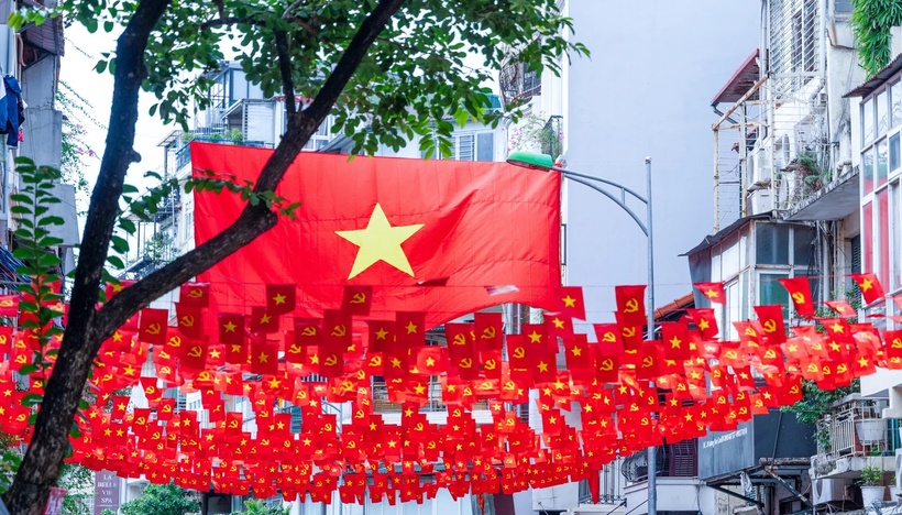 Những lá cờ đỏ sao vàng tung bay phấp phới trên khắp các tuyến phố của Thủ đô Hà Nội. (Ảnh: Kinh tế & Đô thị)
