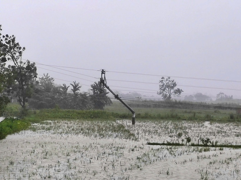 Cột điện cao thế ở phường Hoàng Mai (tỉnh Nghệ An) bị gió bão quật đổ. (Ảnh: Dân trí)