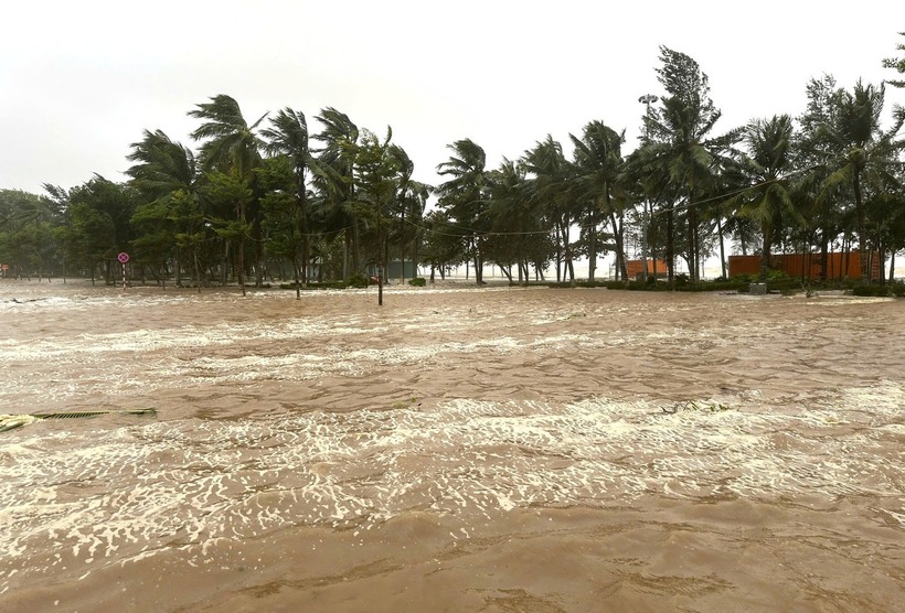 Tuyến đường ven bờ biển Cửa Lò ngập sâu từ 50-70cm. (Ảnh: Tiền phong)