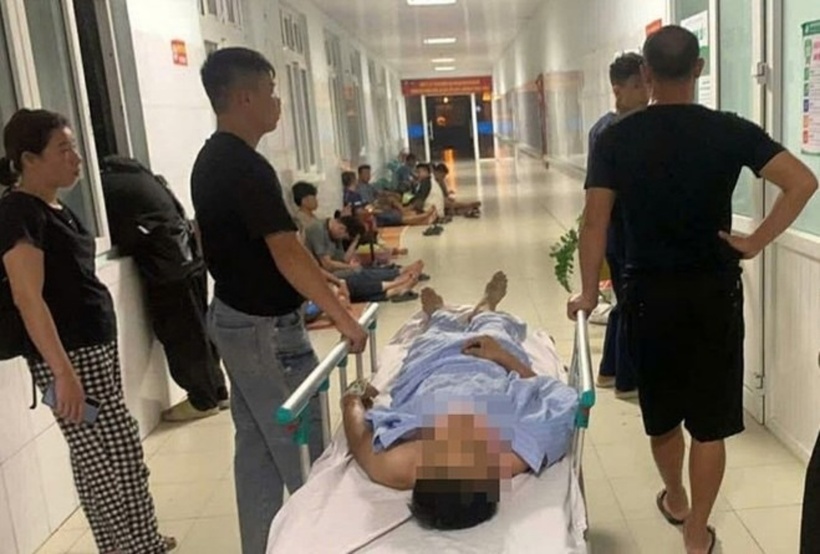 Một nạn nhân được đưa đi cấp cứu. Ảnh: Báo Lao Động.