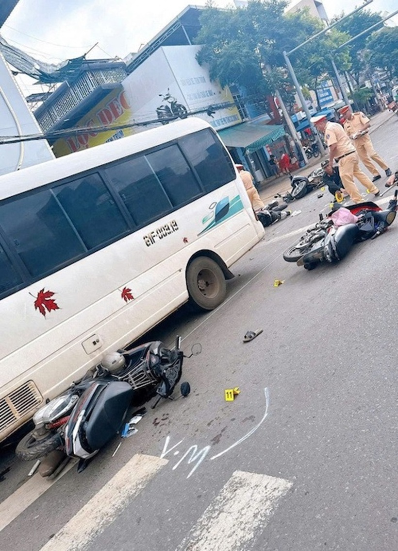 Hiện trường xe khách 29 chỗ "lùa" hàng loạt xe máy đang dừng đèn đỏ ở Đồng Nai. Ảnh: VnExpress