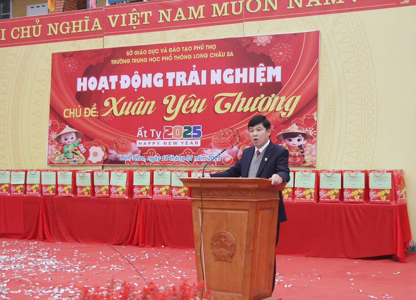 Thầy Triệu Trí Phú - Bí thư Đảng ủy - Hiệu trưởng Trường THPT Long Châu Sa phát biểu hoạt động trải nghiệm “Xuân Yêu Thương” tết Ất Tỵ 2025