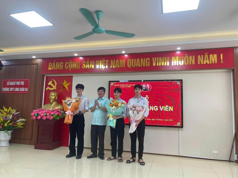 Thầy Hiệu trưởng tặng hoa trong lễ kết nạp Đảng viên