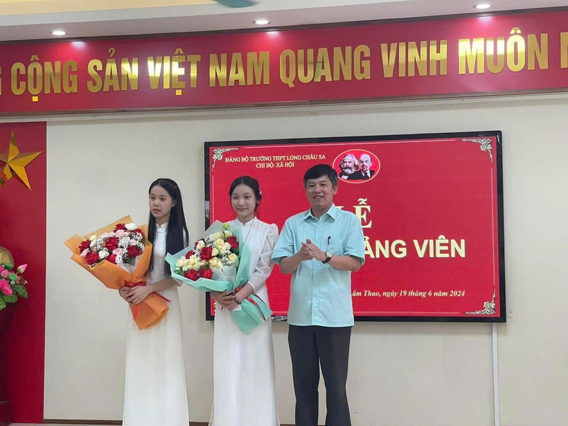 Thầy Hiệu trưởng tặng hoa trong lễ kết nạp Đảng viên
