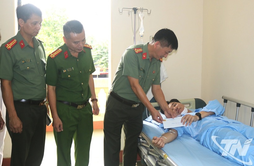 Đại tá Hà Trọng Trung đến thăm hỏi cán bộ Công an phường Phan Đình Phùng bị thương trong lúc làm nhiệm vụ. Ảnh: Báo Thái Nguyên.