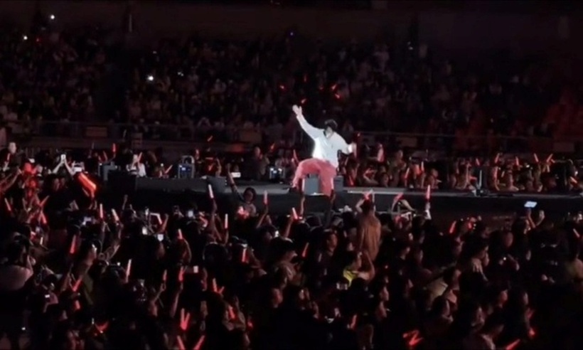 Nam ca sĩ bất ngờ bị ngã khỏi sân khấu khi đang biểu diễn.