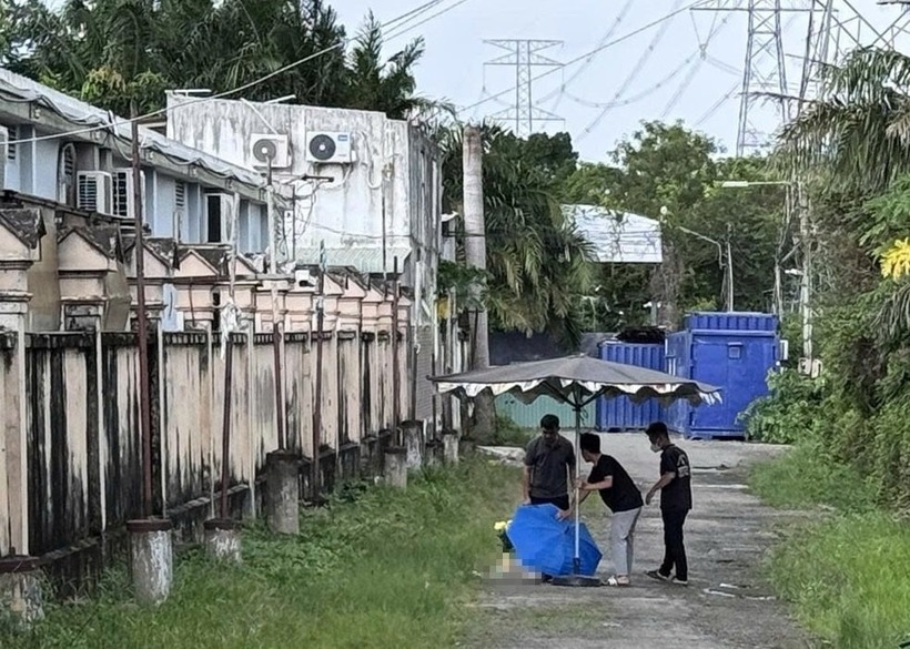 Nhận tin báo, lực lượng chức năng có mặt khám nghiệm hiện trường, đưa thi thể về nhà xác và tiến hành điều tra. Ảnh: Vietnamnet