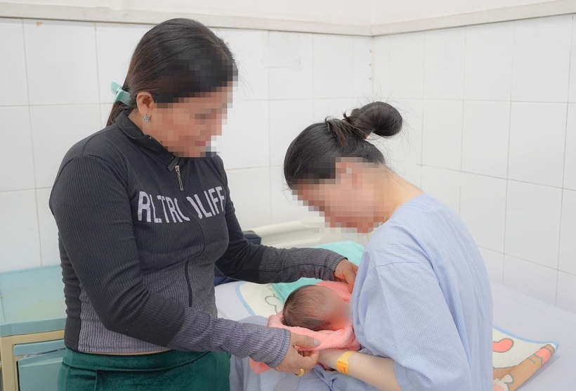 Người mẹ hạnh phúc khi nhìn thấy con chào đời khoẻ mạnh. Ảnh: Báo Tin Tức và Dân Tộc