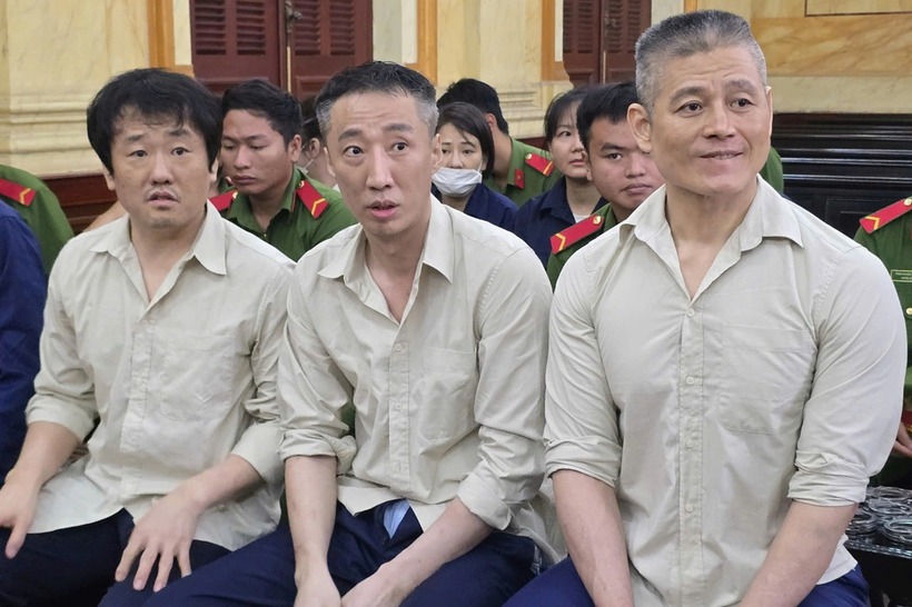 Bị cáo Son Taeheum (ngoài cùng, bìa phải) lĩnh 7 năm tù. (Ảnh: Dân trí)
