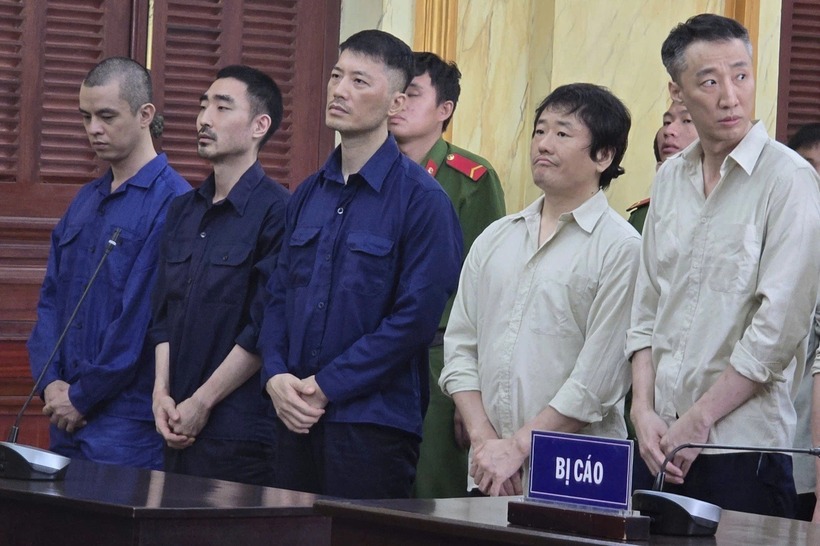 Các bị cáo nghe tòa tuyên án. (Ảnh: Dân trí)