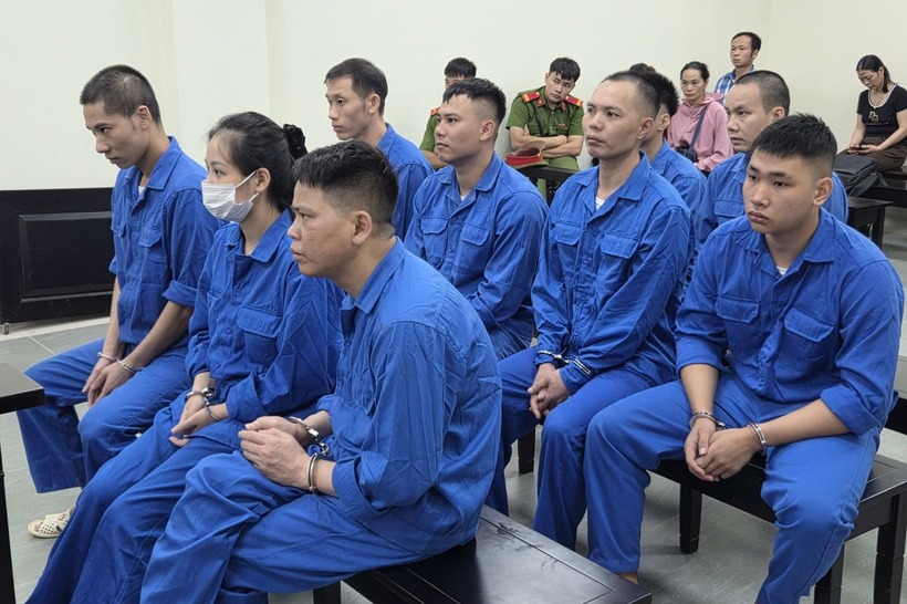 Các bị cáo tại phiên toà xét xử. Ảnh: Dân Việt.