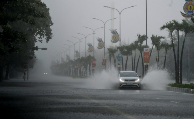 Khoảng 15-18h ngày 25/8 bão số 5 Kajiki đi vào đất liền. (Ảnh: VietnamNet)