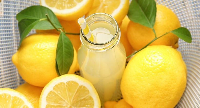 Vitamin C có nhiều trong nước chanh giúp cơ thể thải độc đồng thời cấp nước cho cơ thể.